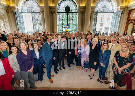 Il Segretario Pompeo partecipa a Tri-Mission Meet and Greet il Segretario di Stato americano Michael R. Pompeo partecipa a un incontro Tri-Mission Meet and Greet presso l'atrio del Sembler Building di Roma, il 2 ottobre 2019. Foto Stock