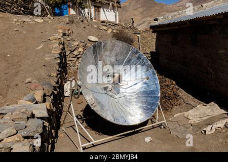 Riscaldatore solare parabolico per la cucina nei villaggi di montagna del Nepal. Himalaya. Foto Stock