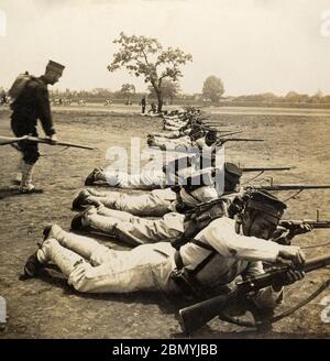 [ 1904 Giappone - Guerra Russo-Giapponese ] - soldati giapponesi in una linea schermaglia durante la Guerra Russo-Giapponese (1904-1905), ca. 1904 (Meiji 37). Tently attribuito a James Ricalton (1844-1929), ma potrebbe anche essere da B. Lloyd Singley (1864-1938). stereoview vintage del xx secolo. Foto Stock