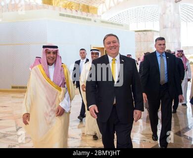 Il Segretario Pompeo parte dall'Arabia Saudita il Segretario di Stato degli Stati Uniti Mike Pompeo ha incontrato il Ministro degli Esteri Saudita Adel al-Jubeir mentre parte da Riyadh, Arabia Saudita, il 29 aprile 2018, dopo gli incontri con i funzionari del governo Saudita. Foto Stock