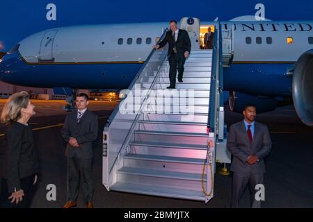 Il Segretario Pompeo arriva a Bruxelles, Belgio il Segretario di Stato degli Stati Uniti Michael R. Pompeo disimbarca un aereo all'arrivo a Bruxelles, Belgio, il 18 ottobre 2019. Foto Stock