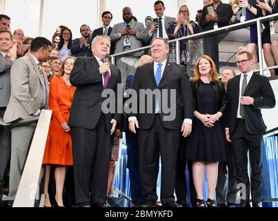 Il Vice Segretario Sullivan accoglie il Segretario Pompeo presso il Dipartimento di Stato il Vice Segretario di Stato John Sullivan accoglie il Segretario di Stato degli Stati Uniti Mike Pompeo presso il Dipartimento di Stato di Washington, D.C., il 1° maggio 2018. Foto Stock