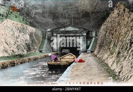 [ 1910 Giappone - Barca giapponese sul lago Biwa Waterway ] - il lago Biwa Waterway (琶湖疏水, Biwako Sosui) a Otsu City, Prefettura di Shiga, un tempo tra il 1907 (Meiji 40) e 1918 (Taisho 7). Il canale è stato progettato da Sakuro Tanabe per generare elettricità e fornire acqua potabile alla città di Kyoto, nonché per facilitare il trasporto. Fu aperto nel 1890 (Meiji 23). cartolina vintage del xx secolo. Foto Stock