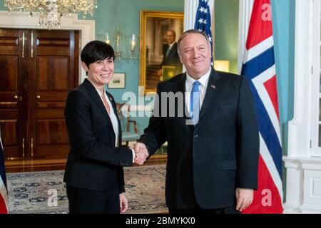 Il 12 novembre 2019, il Segretario di Stato degli Stati Uniti Michael Pompeo ha incontrato il ministro degli Esteri norvegese Ine Marie Eriksen Søreide presso il Dipartimento di Stato degli Stati Uniti a Washington, D.C. hanno discusso le relazioni bilaterali e la cooperazione sulle questioni di sicurezza globale. Foto Stock