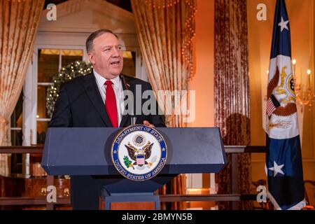 Il Segretario e la Sig.ra Pompeo ospitano un ricevimento festivo in onore dei capi delle Missioni Diplomatiche il Segretario di Stato Michael R. Pompeo ospita un ricevimento festivo in onore dei capi delle Missioni Diplomatiche presso il Dipartimento di Stato di Washington, D.C., il 12 dicembre 2019. Foto Stock