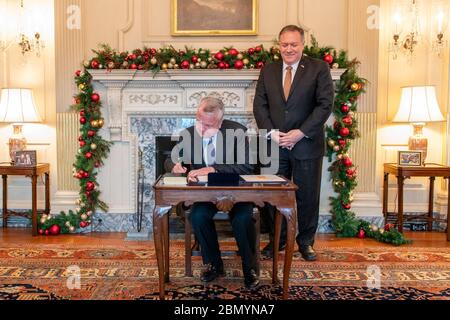 Il Segretario Pompeo officia la cerimonia di giuramento per l'Ambasciatore degli Stati Uniti in Russia il Segretario di Stato Sullivan Michael R. Pompeo officia la cerimonia di giuramento per John J. Sullivan come Ambasciatore degli Stati Uniti in Russia, presso il Dipartimento di Stato, il 23 dicembre 2019. Foto Stock