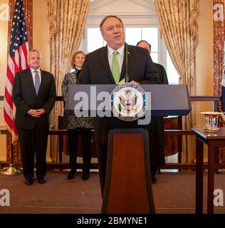 Il Segretario Pompeo officia il giuramento Ceremoniale dell'Ambasciatore Sullivan il Segretario di Stato Micahel R. Pompeo officia la cerimonia di giuramento cerimoniale di John Sullivan come Ambasciatore degli Stati Uniti in Russia, presso il Dipartimento di Stato degli Stati Uniti di Washington, D.C., il 10 gennaio 2020. Foto Stock