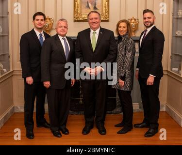 Il Segretario Pompeo officia il giuramento Ceremoniale dell'Ambasciatore Sullivan il Segretario di Stato Micahel R. Pompeo officia la cerimonia di giuramento cerimoniale di John Sullivan come Ambasciatore degli Stati Uniti in Russia, presso il Dipartimento di Stato degli Stati Uniti di Washington, D.C., il 10 gennaio 2020. Foto Stock