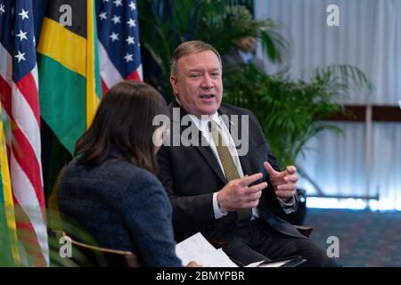 Il segretario Michael R. Pompeo fa osservazioni e si impegna in una sessione di domande e risposte a Kingston, Giamaica, il 23 gennaio 2020. L'evento si è concentrato sulle relazioni diplomatiche tra gli Stati Uniti e la Giamaica. Foto Stock