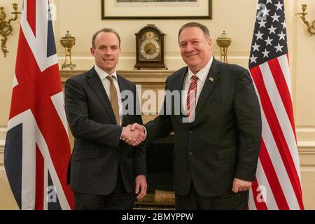 Il Segretario di Stato Pompeo incontra il Segretario di Stato britannico Raab il Segretario di Stato Michael R. Pompeo incontra il Segretario di Stato britannico Dominic Raab a Londra, Regno Unito, il 29 gennaio 2020. Foto Stock