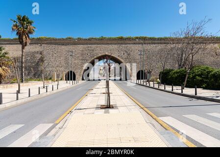 Imponenti mura di fortificazione veneziana che circondano il centro storico della città mediterranea di Heraklion. Concetto di viaggio Foto Stock