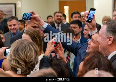 Il 2 febbraio 2020, il Segretario di Stato americano Mike Pompeo ha visitato l'ambasciata degli Stati Uniti a Nur-Sultan, in Kazakistan, dove ha incontrato lo staff dell'ambasciata e le loro famiglie per discutere le relazioni USA-Kazakistan e le operazioni dell'ambasciata. Foto Stock