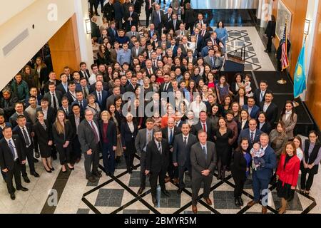 Il 2 febbraio 2020, il Segretario di Stato degli Stati Uniti Michael Pompeo ha incontrato il personale e le loro famiglie presso l'ambasciata degli Stati Uniti a Nur-Sultan, in Kazakistan, durante la sua visita diplomatica nel paese. Foto Stock