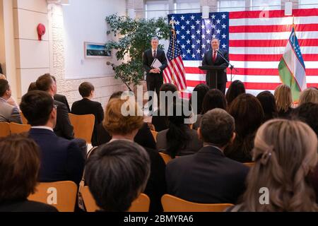 Il Segretario Pompeo incontra il personale dell'Ambasciata degli Stati Uniti il Segretario di Stato degli Stati Uniti Michael R. Pompeo incontra il personale e le famiglie all'Ambasciata degli Stati Uniti Tashkent, a Tashkent, Uzbekistan, il 3 febbraio 2020. Foto Stock