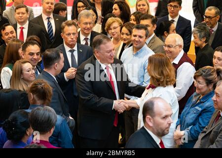 Il Segretario Pompeo incontra il personale dell'Ambasciata degli Stati Uniti il Segretario di Stato degli Stati Uniti Michael R. Pompeo incontra il personale e le famiglie all'Ambasciata degli Stati Uniti Tashkent, a Tashkent, Uzbekistan, il 3 febbraio 2020. Foto Stock