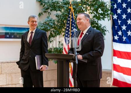 Il Segretario Pompeo incontra il personale dell'Ambasciata degli Stati Uniti il Segretario di Stato degli Stati Uniti Michael R. Pompeo incontra il personale e le famiglie all'Ambasciata degli Stati Uniti Tashkent, a Tashkent, Uzbekistan, il 3 febbraio 2020. Foto Stock