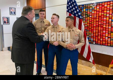 Il Segretario Pompeo incontra il personale dell'Ambasciata degli Stati Uniti il Segretario di Stato degli Stati Uniti Michael R. Pompeo incontra il personale e le famiglie all'Ambasciata degli Stati Uniti Tashkent, a Tashkent, Uzbekistan, il 3 febbraio 2020. Foto Stock