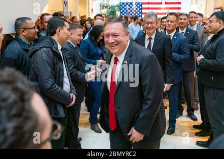 Il Segretario Pompeo incontra il personale dell'Ambasciata degli Stati Uniti il Segretario di Stato degli Stati Uniti Michael R. Pompeo incontra il personale e le famiglie all'Ambasciata degli Stati Uniti Tashkent, a Tashkent, Uzbekistan, il 3 febbraio 2020. Foto Stock