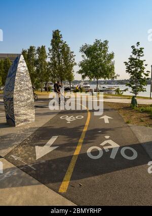 SEATTLE, WASHINGTON STATE, USA - GIUGNO 2018: Piste ciclabili segnate con simboli e frecce sul porto nel centro di Seattle. Foto Stock