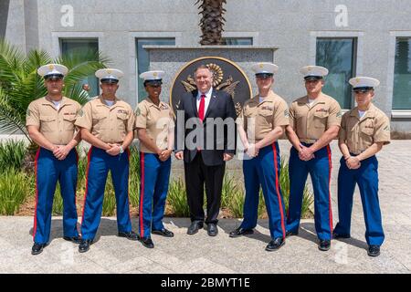 Il Segretario Pompeo incontra le Guardie della sicurezza Marina il Segretario di Stato americano Michael R. Pompeo incontra le Guardie della sicurezza Marina presso l'Ambasciata degli Stati Uniti Addis Abeba e la Missione degli Stati Uniti presso l'Unione Africana ad Addis Abeba, Etiopia, il 18 febbraio 2020. Foto Stock