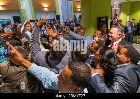 Il Segretario Pompeo incontra lo staff dell'Ambasciata degli Stati Uniti Addis Abeba e la Missione degli Stati Uniti presso l'Unione Africana il Segretario di Stato degli Stati Uniti Michael R. Pompeo incontra lo staff e le famiglie dell'Ambasciata degli Stati Uniti Addis Abeba e della Missione degli Stati Uniti presso l'Unione Africana ad Addis Abeba, Etiopia, il 18 febbraio 2020. Foto Stock