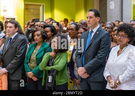 Il Segretario Pompeo incontra lo staff dell'Ambasciata degli Stati Uniti Addis Abeba e la Missione degli Stati Uniti presso l'Unione Africana il Segretario di Stato degli Stati Uniti Michael R. Pompeo incontra lo staff e le famiglie dell'Ambasciata degli Stati Uniti Addis Abeba e della Missione degli Stati Uniti presso l'Unione Africana ad Addis Abeba, Etiopia, il 18 febbraio 2020. Foto Stock