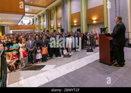 Il Segretario Pompeo incontra lo staff dell'Ambasciata degli Stati Uniti Addis Abeba e la Missione degli Stati Uniti presso l'Unione Africana il Segretario di Stato degli Stati Uniti Michael R. Pompeo incontra lo staff e le famiglie dell'Ambasciata degli Stati Uniti Addis Abeba e della Missione degli Stati Uniti presso l'Unione Africana ad Addis Abeba, Etiopia, il 18 febbraio 2020. Foto Stock