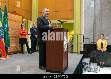 Il Segretario Pompeo incontra lo staff dell'Ambasciata degli Stati Uniti Addis Abeba e la Missione degli Stati Uniti presso l'Unione Africana il Segretario di Stato degli Stati Uniti Michael R. Pompeo incontra lo staff e le famiglie dell'Ambasciata degli Stati Uniti Addis Abeba e della Missione degli Stati Uniti presso l'Unione Africana ad Addis Abeba, Etiopia, il 18 febbraio 2020. Foto Stock