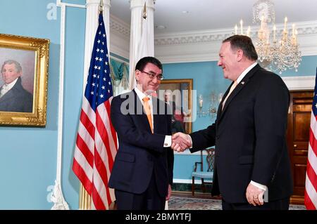 Il Segretario Pompeo incontra i saldi del Ministro degli Esteri giapponese Kono il Segretario di Stato Mike Pompeo saluta il Ministro degli Esteri giapponese Taro Kono prima della riunione del Dipartimento di Stato di Washington, 6 giugno 2018. Foto Stock