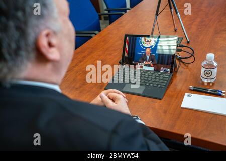 Il 9 aprile 2020, il Segretario di Stato degli Stati Uniti Michael Pompeo si impegna in un Municipio virtuale con i rappresentanti di Mission Italy presso il Dipartimento di Stato degli Stati Uniti a Washington, D.C., per discutere le relazioni USA-Italia e le questioni diplomatiche. Foto Stock
