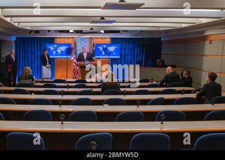 Il 31 marzo 2020, il Segretario di Stato degli Stati Uniti Michael R. Pompeo ha rilasciato osservazioni ai media nella Press Briefing Room presso il Dipartimento di Stato degli Stati Uniti a Washington, D.C. Foto Stock