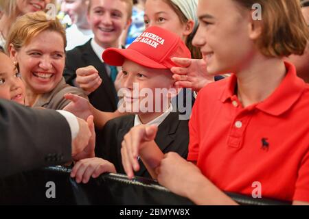 L'11 giugno 2018, il presidente degli Stati Uniti Donald Trump, accompagnato dal Segretario di Stato Mike Pompeo e dall'incaricato d'affari Stephanie Syptak, ha salutato il personale dell'ambasciata e le loro famiglie presso l'ambasciata degli Stati Uniti a Singapore. L'evento ha evidenziato le relazioni diplomatiche tra gli Stati Uniti e Singapore durante la visita ufficiale del presidente Trump. Foto Stock