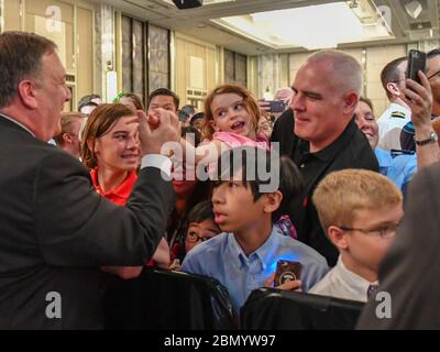 L'11 giugno 2018, il Segretario di Stato Mike Pompeo ha salutato il personale dell'ambasciata e le loro famiglie presso l'ambasciata degli Stati Uniti a Singapore, rafforzando i legami diplomatici. Foto Stock