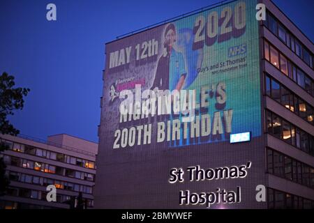 Un'immagine di Florence Nightingale è proiettata sull'ospedale di Guy e St Thomas a Londra per celebrare il 200° anniversario della nascita dell'infermiera. Foto Stock