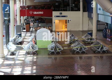 Washington, DC, USA. 11 maggio 2020. I dipendenti e i passeggeri di Amtrak alla Union Station potevano essere visti indossare le maschere come Amtrak richiesto sia per iniziare a indossare maschere facciali sui treni durante la pandemia di coronavirus il 11 maggio 2020 a Washington, DC Credit: Mpi34/Media Punch/Alamy Live News Foto Stock