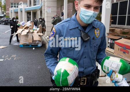 Union, New Jersey, Stati Uniti. 11 maggio 2020. Union County Sheriff Schulz aiuta a organizzare il centro di distribuzione alimentare presso la Jefferson Elementary School in Union, New Jersey il cibo è stato donato da Amazon attraverso il united Way e dato a varie organizzazioni in tutta Union County Credit: Brian Branch Price/ZUMA Wire/Alamy Live News Foto Stock