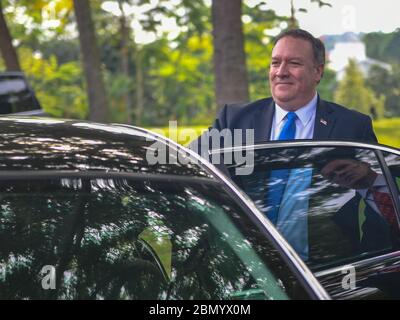 Il Segretario Pompeo parte da Singapore il Segretario di Stato americano Mike Pompeo parte dal Vertice di Singapore il 12 giugno 2018. Foto Stock