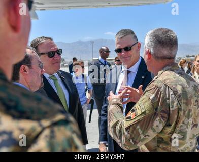 Il Segretario Pompeo ha avuto una chat con l'Ambasciatore Bass e il Generale Nicholson il Segretario di Stato americano Michael R. Pompeo ha avuto una chat con l'Ambasciatore degli Stati Uniti in Afghanistan John Bass e il Generale John Nicholson all'arrivo a Bagram Airfield il 9 luglio 2018. Foto Stock