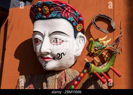 Bhutan, Punakha. Sopsokha villaggio. Maschere tradizionali appese alla parete del negozio. Foto Stock