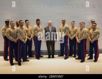 Il Segretario Tillerson incontra le Guardie di sicurezza Marina a Londra il Segretario di Stato americano Rex Tillerson mette per una foto con le Guardie di sicurezza Marina, dopo averle ringraziate per il loro servizio, mentre si reca a Londra, Regno Unito, il 22 gennaio 2018. Foto Stock