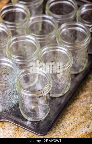 Vasi per mettere marmellata in bisogno di essere lavato e tenuto in caldo per cuocere marmellata, o appena lavato per rendere freezer jam Foto Stock