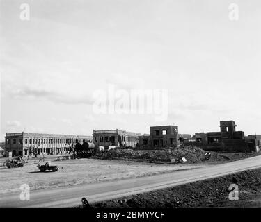 [ 1946 Giappone - rovine della seconda guerra mondiale, Okinawa ] - rovine della seconda guerra mondiale dell'università di Naha a Naha, Okinawa, 1946 (Showa 21). stampa in argento gelatina del xx secolo. Foto Stock