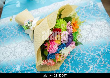 Un bouquet di fiori sul Table.Rainbow Daisies. Fiore arcobaleno di crisantemo. Mazzi di fiori arcobaleno Chryslanthemum . mazzo multicolore di Foto Stock