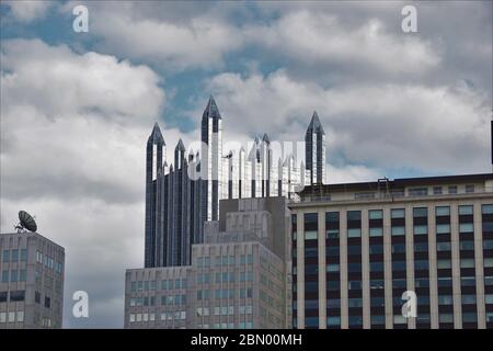 Città di Pittsburgh PPG edificio in nuvole Foto Stock