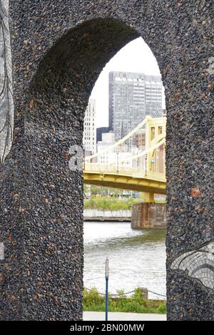 Vista del ponte attraverso l'arco della città di Pittsburgh Foto Stock
