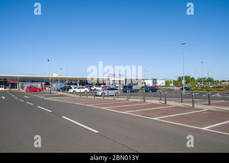 Irvine, Scotland, UK - 11 maggio 2020: Tesco Extra Store prima della corsa e un parcheggio quasi vuoto durante Covid-19 Lockdown i Scotland. Foto Stock