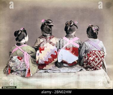 [ 1890 Giappone - apprendista Geisha ] - quattro Maiko (apprendista geisha) che mostrano i loro obi e acconciature. foto di albume vintage del xix secolo. Foto Stock