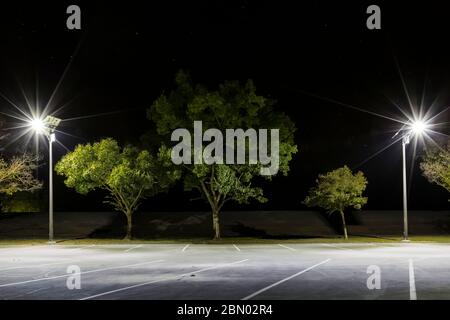 Parcheggio desolato e solitario di notte nella zona ricreativa del fiume Colusa-Sacramento, Colusa, California, USA Foto Stock