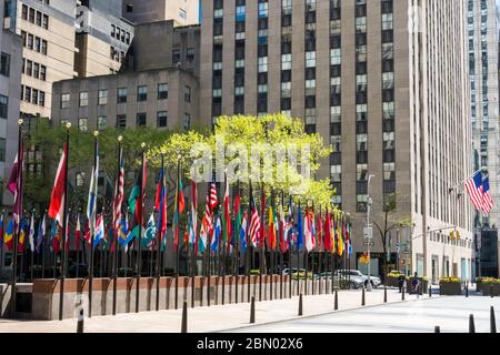 Le bandiere della nazione, Rockefeller Center di New York City, Stati Uniti d'America Foto Stock