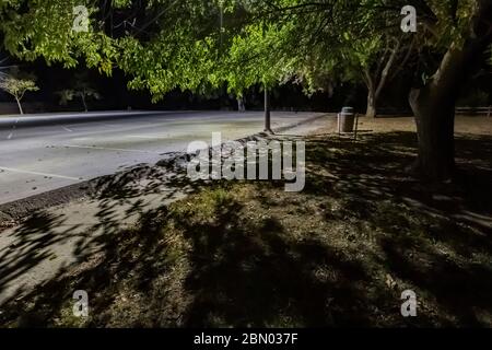 Parcheggio desolato e solitario di notte nella zona ricreativa del fiume Colusa-Sacramento, Colusa, California, USA Foto Stock